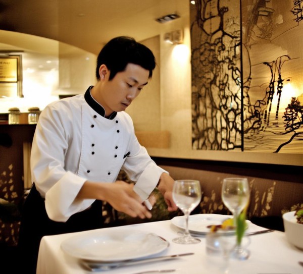 广州朗豪酒店餐饮服务员的工作日常，从细节到服务的全方位解读