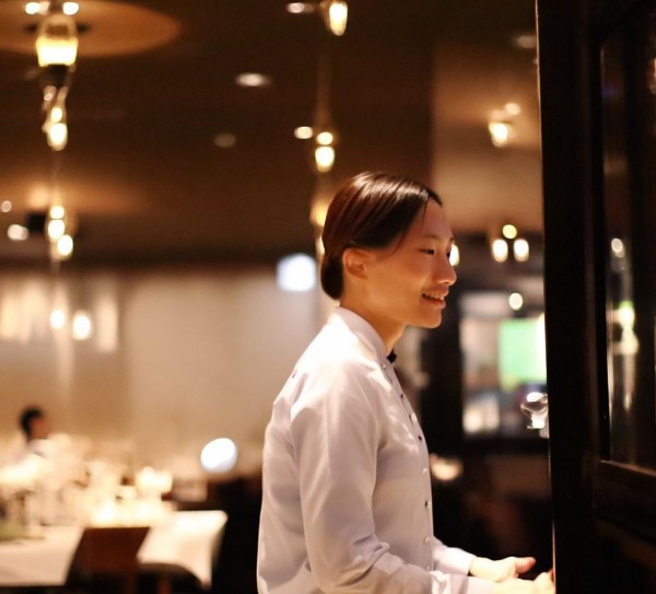 松阳天元名都酒店餐饮部服务员，以专业与温情诠释服务价值